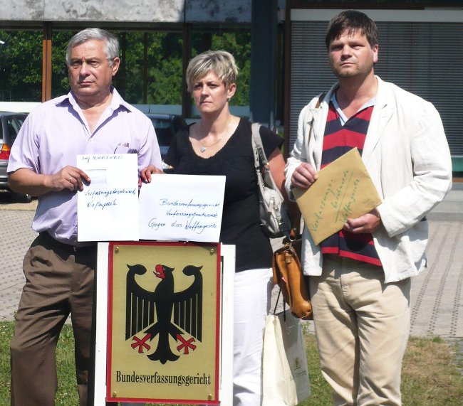 Juri Minasenko und Barbara Nalepa legen gemeinsam mit Roman Grafe Verfassungsbeschwerde gegen das Waffengesetz ein