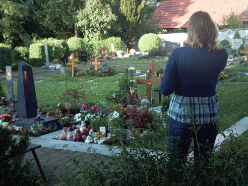 Eine Mutter am Grab ihrer Tochter, die beim Winnender Schulmassaker 2009 mit einer Sportwaffe erschossen wurde.