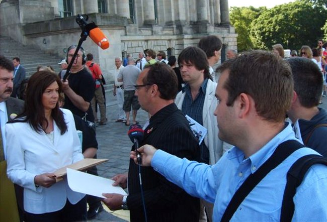 Hardy Schober und Roman Grafe überreichen der Bundestags-Vizepräsidentin Katrin Göring-Eckardt mehr als hunderttausend Unterschriften